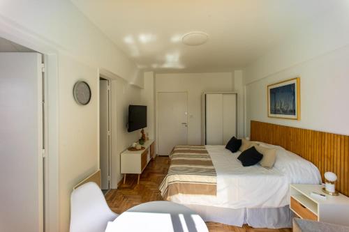 1 dormitorio con 1 cama y TV. en Monoambiente en Recoleta by BA Rent a Home en Buenos Aires
