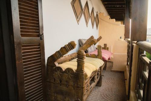 ダハブにあるアルフ レイラ ブティックホテルのベッド2台が備わる部屋
