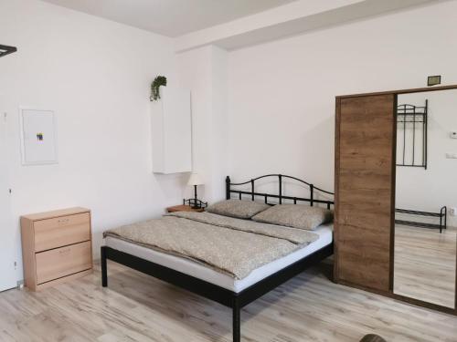 Un pat sau paturi într-o cameră la Apartmán