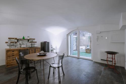 una cucina e una sala da pranzo con tavolo e sedie di Maneki Serra 1/2D a Bologna