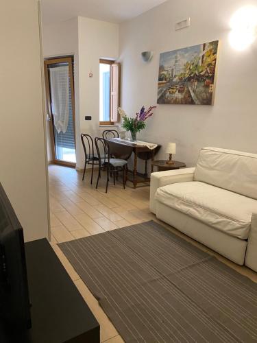 salon z białą kanapą i stołem w obiekcie Central Station Suite Apartment w mieście Bari