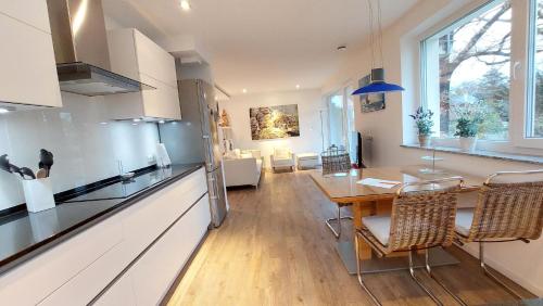 cocina y comedor con mesa y comedor en Stilvolle Wohnung in Elbnähe mit Balkon, Parkplatz, en Dresden