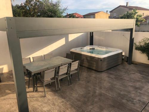 Balkón nebo terasa v ubytování VILLA DE LUXE SUD DE LA FRANCE - PLAGE - PISCINE - JACUZZi