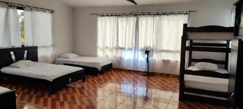 Habitación con 2 literas y ventana en Finca Hotel el Guadual en Quimbaya
