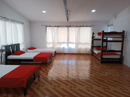 Zimmer mit 3 Betten und 2 Etagenbetten in der Unterkunft Finca Hotel el Guadual in Quimbaya