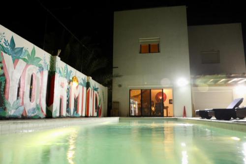 une piscine vide la nuit avec un bâtiment dans l'établissement AMERICAN VILLA DAHAB, à Dahab