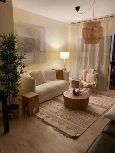 sala de estar con sofá y mesa de centro en Beautiful appartment Mijas Costa, en Mijas