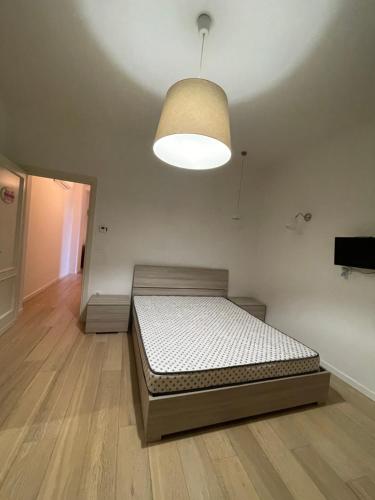 1 dormitorio con cama y luz en Appartamento a Casciana Terme en Casciana Terme