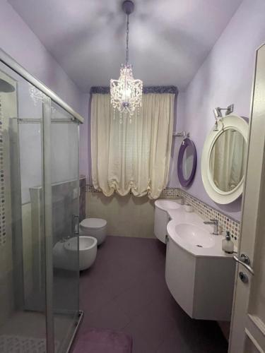 baño con lavabo y lámpara de araña en Appartamento a Casciana Terme en Casciana Terme