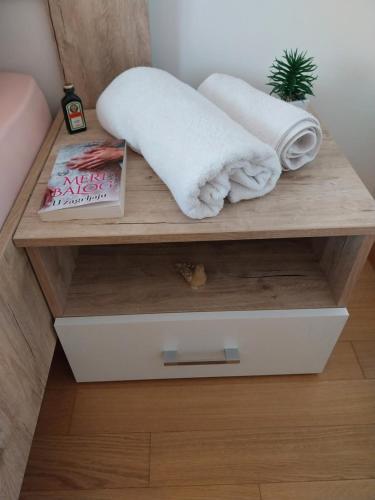 uma mesa com toalhas e um livro sobre ela em Delta Lux Apartment em Banja Luka