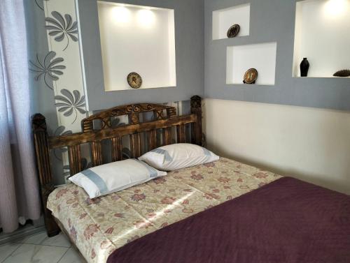 een slaapkamer met een bed met 2 kussens erop bij Apartment on 8 Marta in Nikolayev