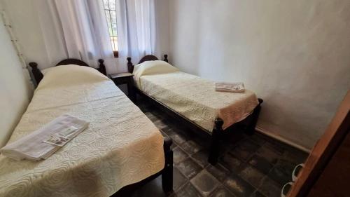 3 camas pequeñas en una habitación con ventana en Golden Apart Jujuy en San Salvador de Jujuy