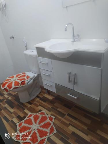 a bathroom with a sink and a toilet at Chácara Espaço Feliz in Olímpia
