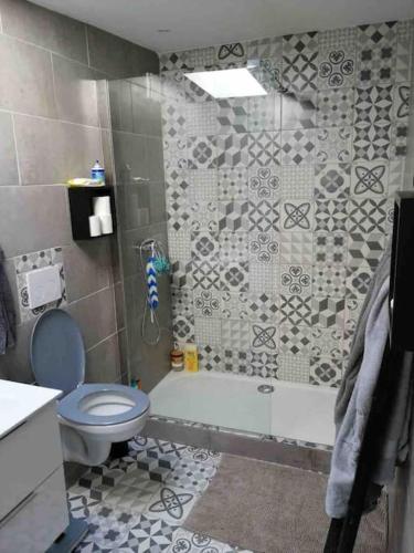 La salle de bains est pourvue de toilettes, d'une baignoire et d'une douche. dans l'établissement Le Cocon, à Balaruc-les-Bains