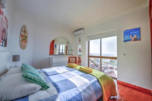 une chambre avec un lit avec vue sur l'océan dans l'établissement Luz Beach Ocean Front Apartment, à Luz