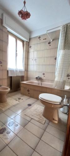 e bagno con servizi igienici e vasca. di Appartamento con 2 camere in borgo medievale a Montegiovi