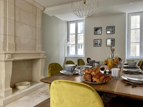 - une table à manger avec une assiette de nourriture dans l'établissement BAYA HOUSE - Histoire et Confort, à Bayeux