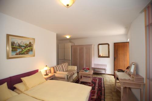 - un salon avec un lit et un canapé dans l'établissement Fiume Appartamento, à Tegna