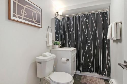 芝加哥的住宿－Chic 1BR Apartment With Modern Comforts - Barry GA，浴室设有卫生间和黑色淋浴帘