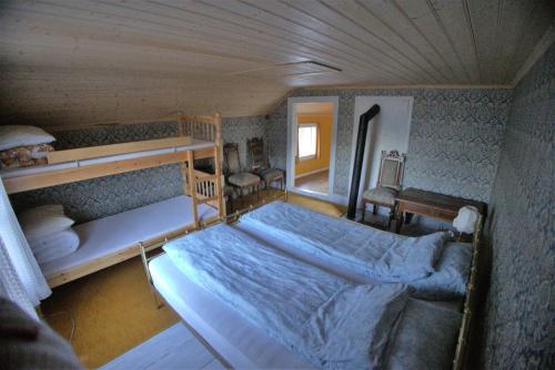 a bedroom with two bunk beds and a mirror at Gammelstua in Hitra