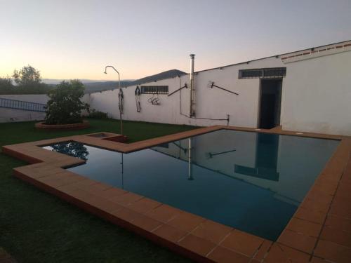 a swimming pool in the backyard of a house at La Isla de la Vía in Archidona