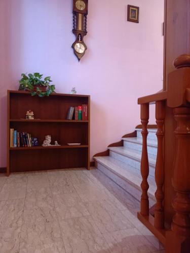 escalera en una sala de estar con estantería en LILY - STORIE DEL BOSCO -, en San Felice sul Panaro