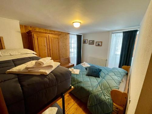 a bedroom with two beds next to each other at BOUQUE GEORGEOLINE in Rhêmes-Notre-Dame