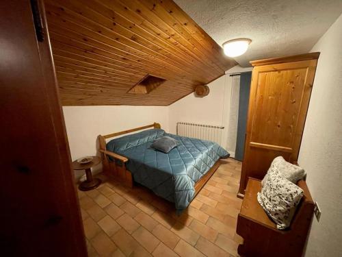 a small bedroom with a bed and a chair at BOUQUE GEORGEOLINE in Rhêmes-Notre-Dame