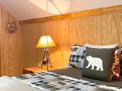 Una cama o camas en una habitación de One of a Kind Rustic Log Cabin near Bryce Resort - Large Game Room - Fire Pit - Large Deck - BBQ