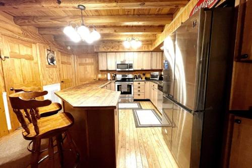 Una cocina o cocineta en One of a Kind Rustic Log Cabin near Bryce Resort - Large Game Room - Fire Pit - Large Deck - BBQ