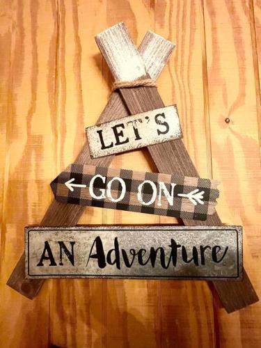 Un certificado, premio, letrero u otro documento en One of a Kind Rustic Log Cabin near Bryce Resort - Large Game Room - Fire Pit - Large Deck - BBQ