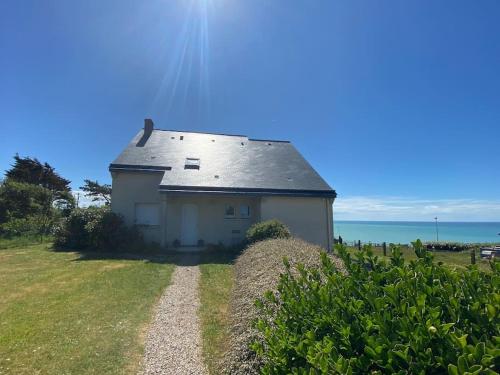 a house on a hill next to the ocean at Grande maison chaleureuse avec vue mer imprenable in Criel-sur-Mer
