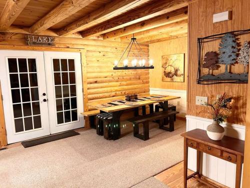 una camera con tavolo in una baita di tronchi di One of a Kind Rustic Log Cabin near Bryce Resort - Large Game Room - Fire Pit - Large Deck - BBQ a Basye