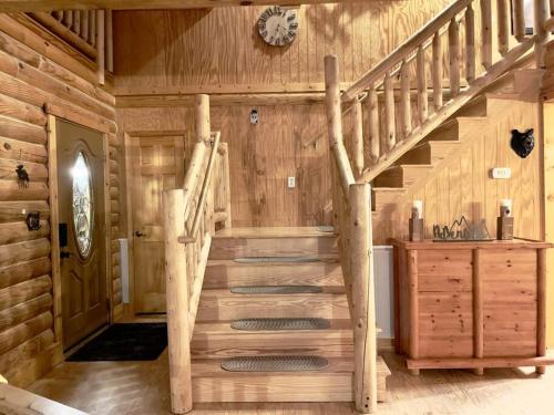 Galería fotográfica de One of a Kind Rustic Log Cabin near Bryce Resort - Large Game Room - Fire Pit - Large Deck - BBQ en Basye