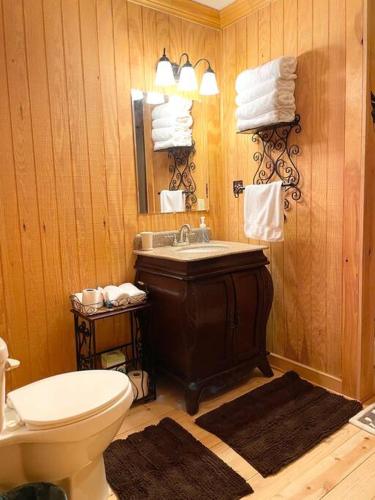 Un baño de One of a Kind Rustic Log Cabin near Bryce Resort - Large Game Room - Fire Pit - Large Deck - BBQ