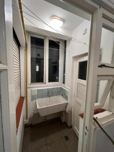 baño con lavabo y ventana en Departamento en el centro de Mar Del Plata en Mar del Plata