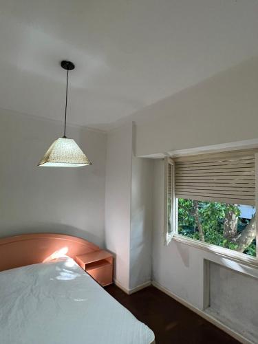 1 dormitorio con cama y ventana en Departamento en el centro de Mar Del Plata en Mar del Plata