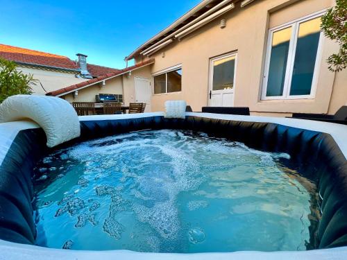 - un bain à remous dans l'arrière-cour d'une maison dans l'établissement Cannes, mer à 500 m, maison rare, à Cannes
