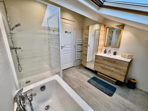 une salle de bain avec une baignoire, un lavabo et un miroir dans l'établissement Cannes, mer à 500 m, maison rare, à Cannes