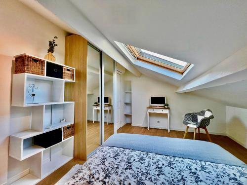 um quarto com uma cama e uma clarabóia em Cannes, mer à 500 m, maison rare em Cannes