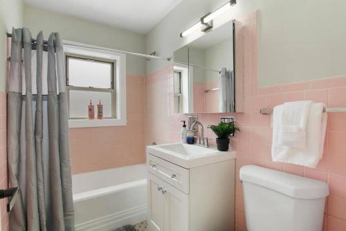 Ένα μπάνιο στο Fascinating 1BR Apartment close to Leisure Center - Davis GDN