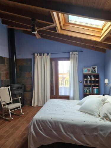 Un dormitorio con una cama grande y una ventana en LOS CORRALILLOS, en Motril