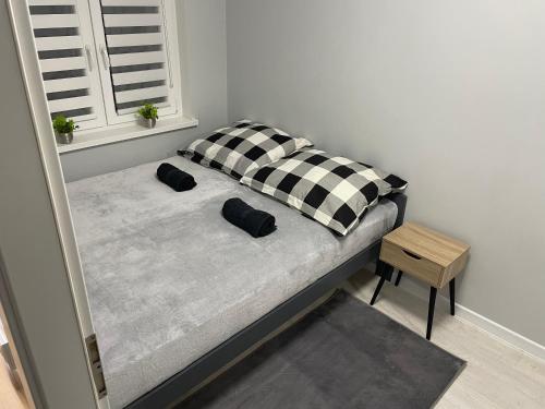 1 cama con 2 almohadas en una habitación en Apartament Nadbrzezna, en Świdnica