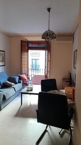 sala de estar con sofá y mesa en Economic private room in center of Granada, en Granada