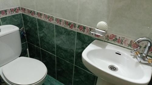 y baño con aseo blanco y lavamanos. en Economic private room in center of Granada, en Granada