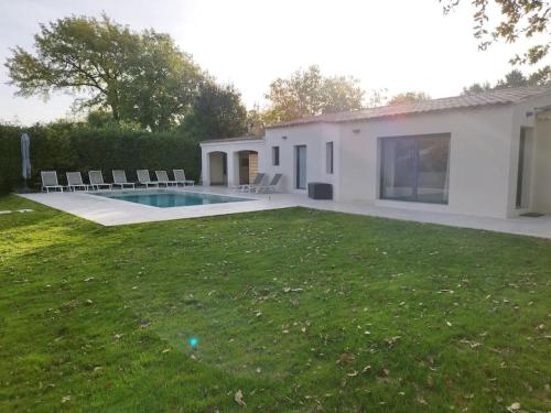 une maison avec une cour et une piscine dans l'établissement Maison Piscine Sauna 5min Centre Aix - Casa G., à Aix-en-Provence