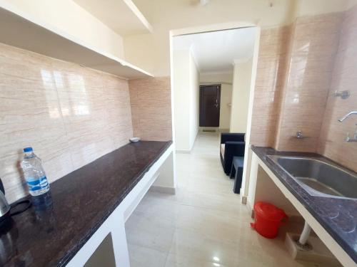 uma cozinha com um lavatório e uma bancada em MK SUITES em Hyderabad