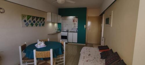 una pequeña cocina con mesa en una habitación en Departamento frente al mar (4 personas) en Necochea