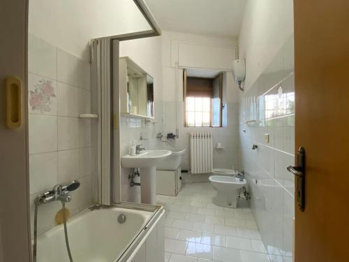 La salle de bains est pourvue d'une baignoire, d'un lavabo et de toilettes. dans l'établissement Appartamento Nonna Ida, à Montesarchio