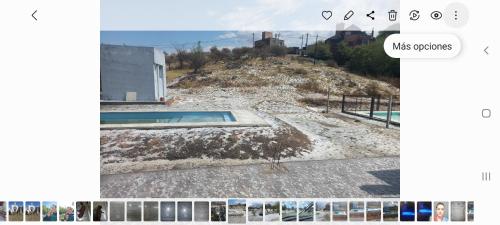 een screenshot van een website met een foto van een heuvel bij Hermosa casa en Lomas Del Rey in San Antonio de Arredondo